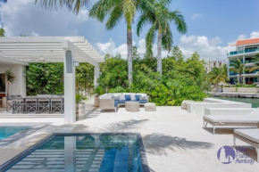 House with private pool, jacuzzi and pier